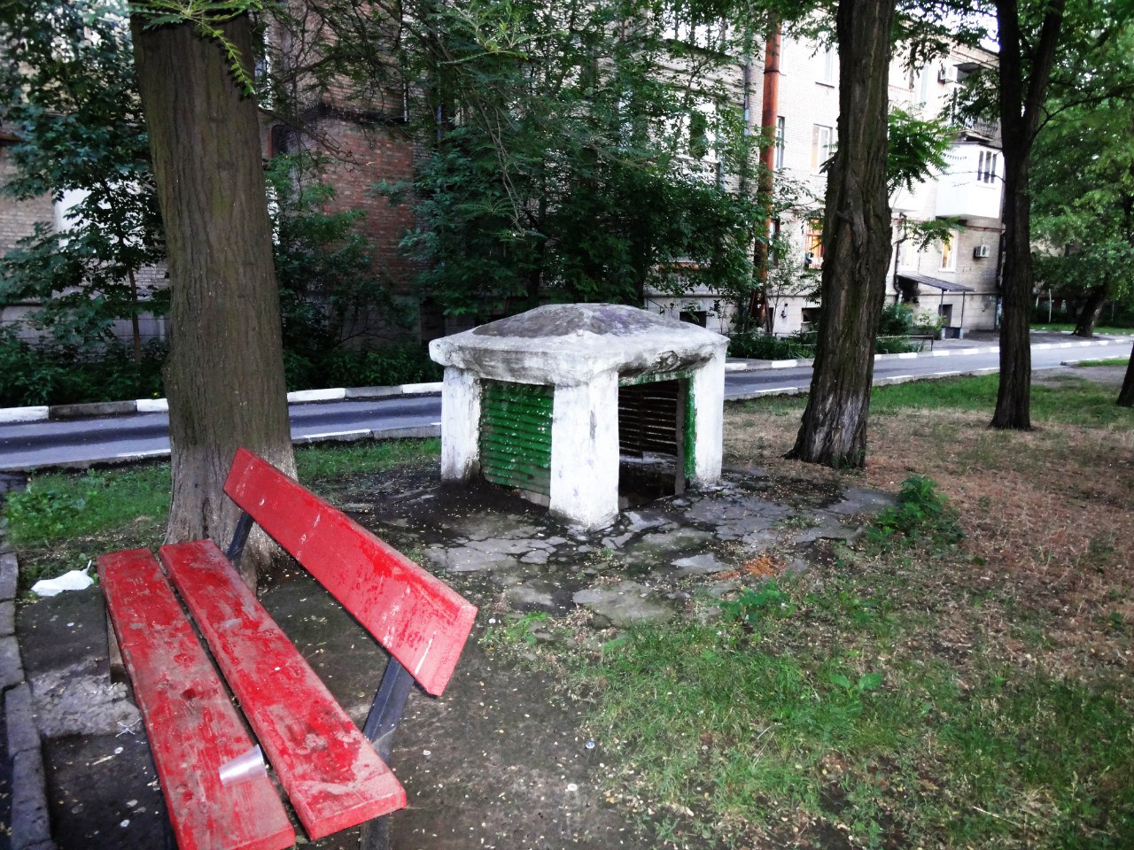 Типичное бомбоубежище сталинского дома.